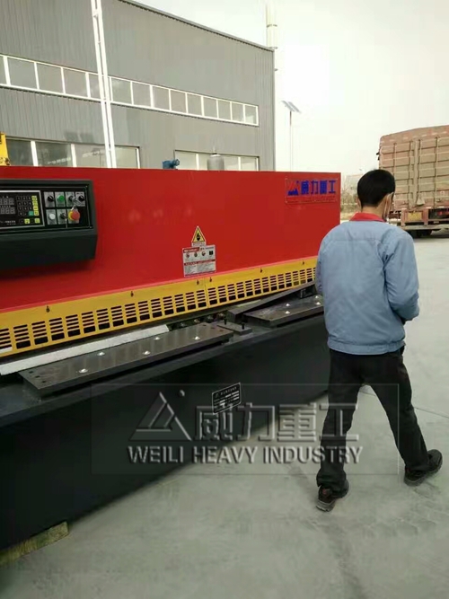 8x3200摆式剪板机到达客户工厂